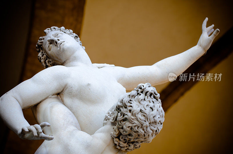 《抢夺萨平妇女》(The Rape of the Sabine Women)，大理石雕像